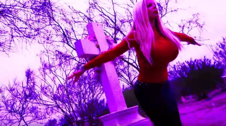 Sabrina caminó entre tumbas de Texas (Foto: YouTube Sabrina Records)