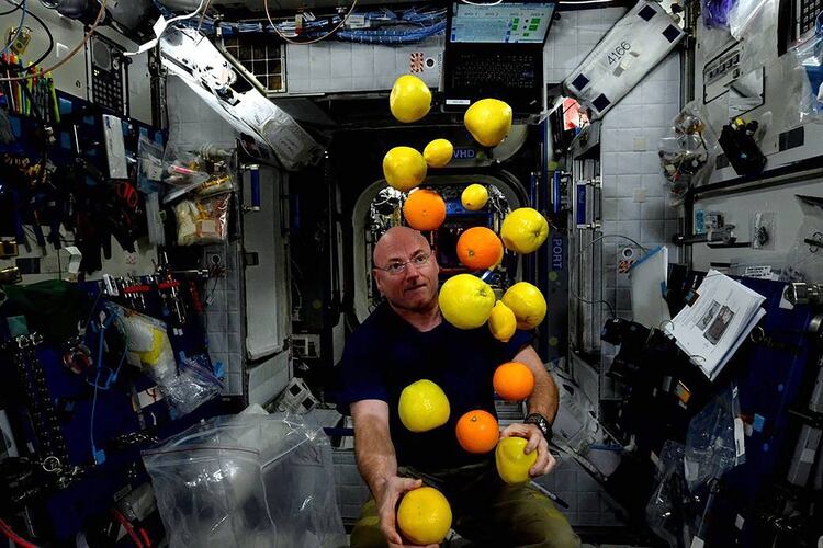 Scott KellyÂ con fruta fresca a bordo de la EstaciÃ³n Espacial InternacionalÂ (Scott Kelly/NASA )