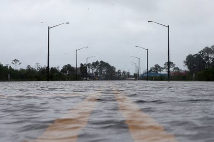 A flooded road is pictured during Hurricane Sally in Gulf Shores, Alabama, U.S., September 16, 2020. Una carretera inundada por el Huracán Sally en Alabama. Foto: REUTERS/Jonathan Bachman