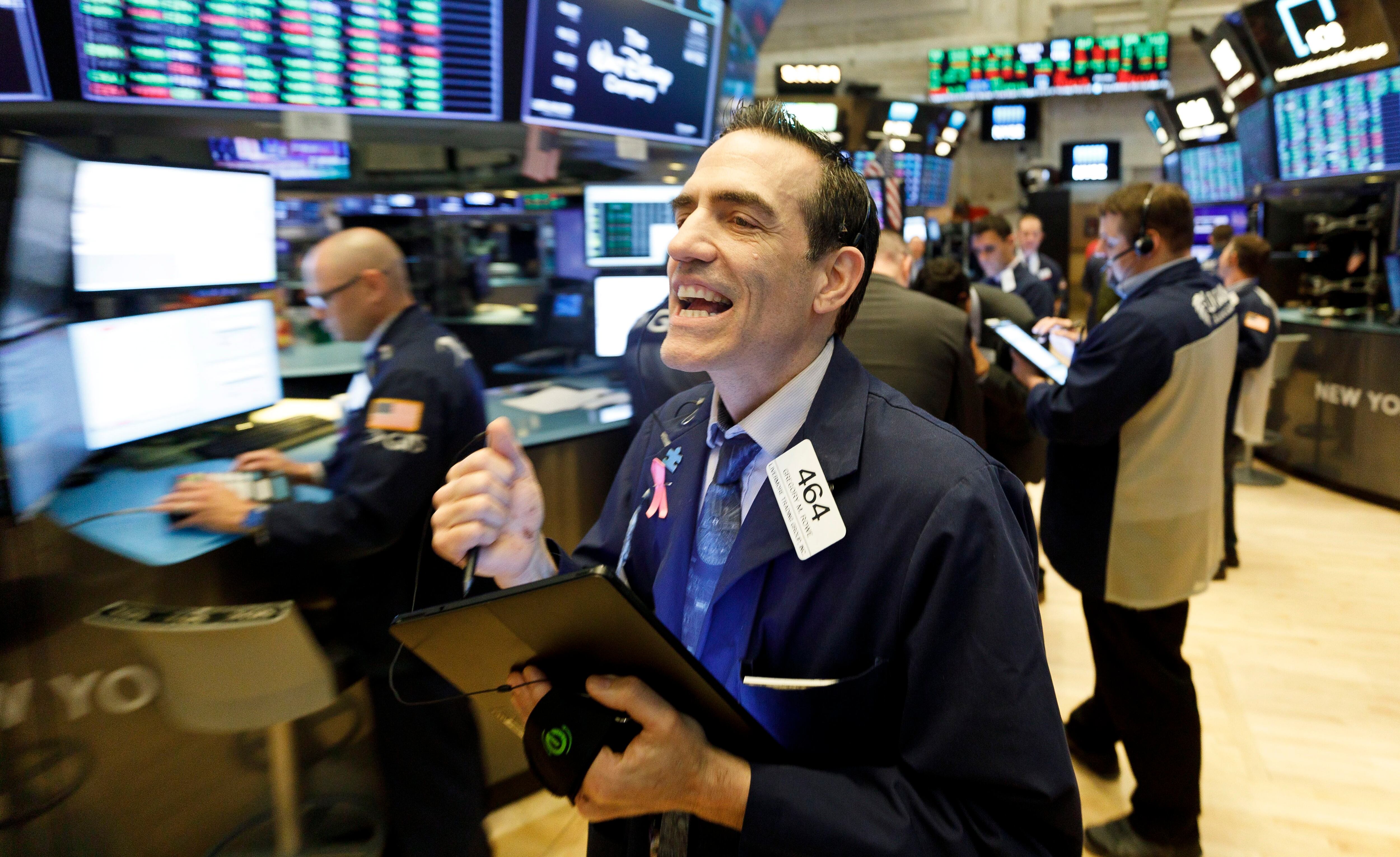 Traders trabajan en el piso del New York Stock Exchange (NYSE) en Nueva York (EFE/EPA/JUSTIN LANE/Archivo)
