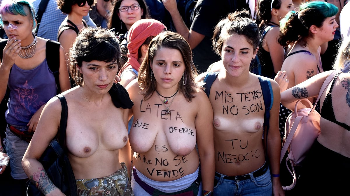 Desde La Costa Donde Tres Chicas Se Quitaron El Corpiño Algunas Reflexiones Sobre La Estupidez