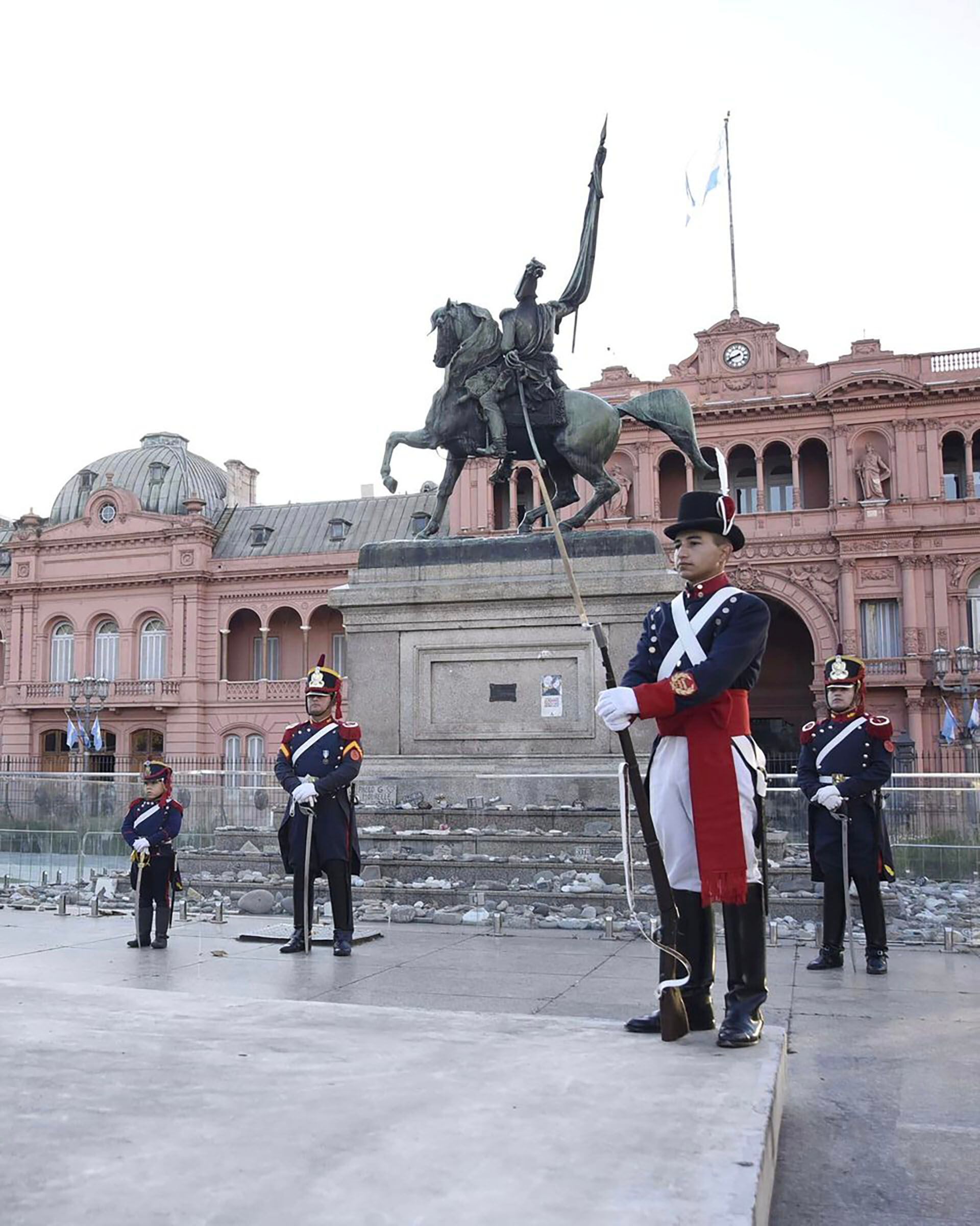 Granaderito en Plaza de Mayo