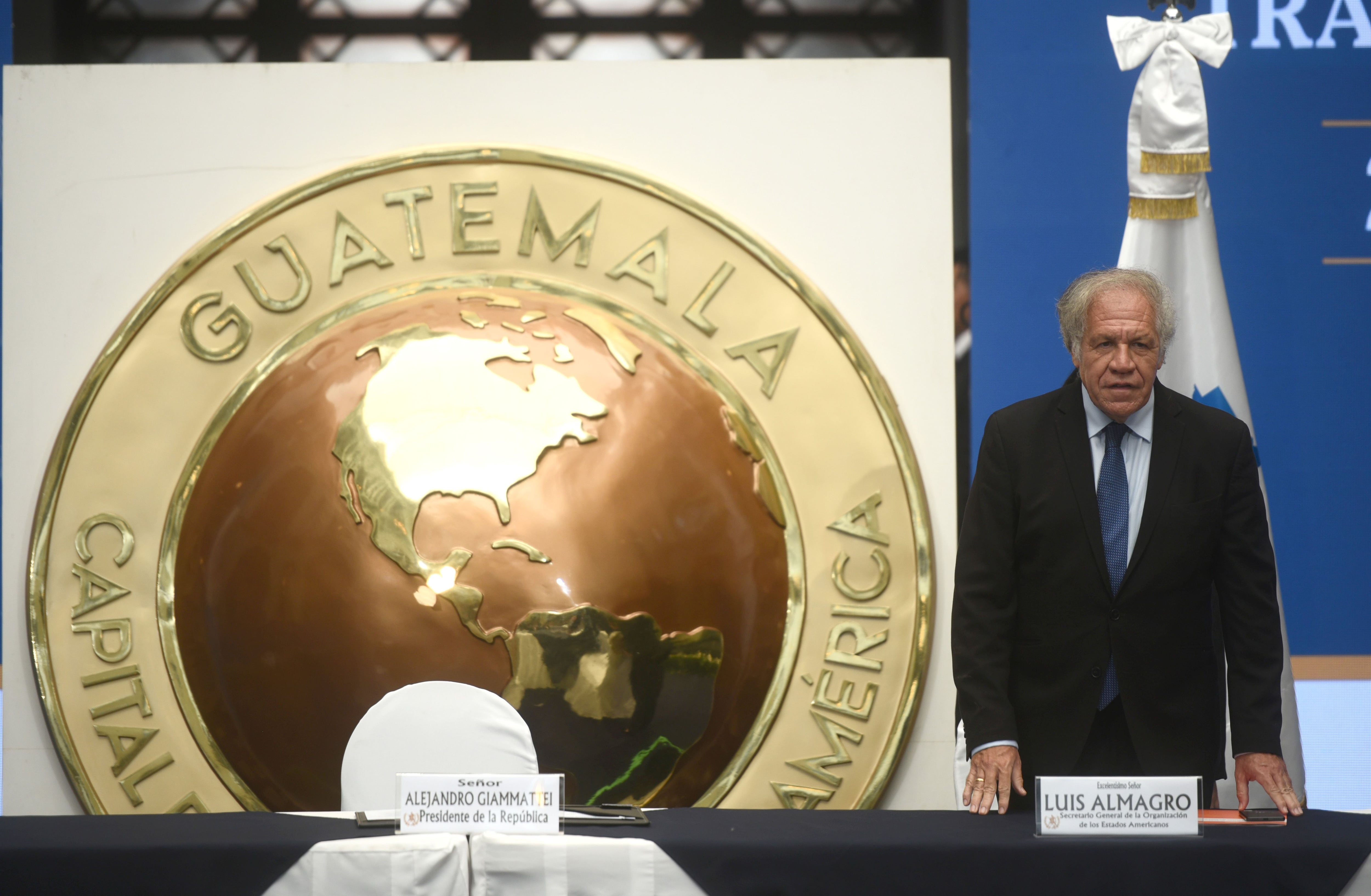 El Secretario general de la Organización de Estados Americanos, (OEA) Luis Almagro en el Palacio Nacional en Ciudad de Guatemala (EFE/Edwin Bercian)