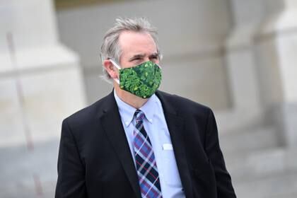 El senador Jeff Merkley deja el capitolio utilizando una máscara facial REUTERS/Erin Scott