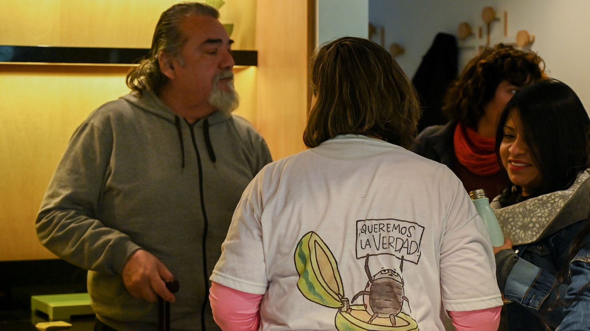 La remera de Cristina Castro con la vaquita de San Antonio encima de un amuleto de sandía sosteniendo un cartel que dice "queremos la verdad" (Tomás Labrousse - Amnistía Internacional Argentina)