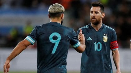 El Kun junto a Messi en la selección argentina. ¿Se juntarán también en Barcelona? (Reuters)