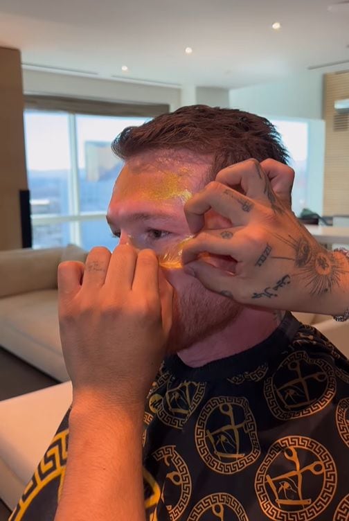 La mascarilla de oro que usó Canelo ayuda a reducir las arrugas y marcas de expresiones en la piel (Instagram/ @jayroystylez)