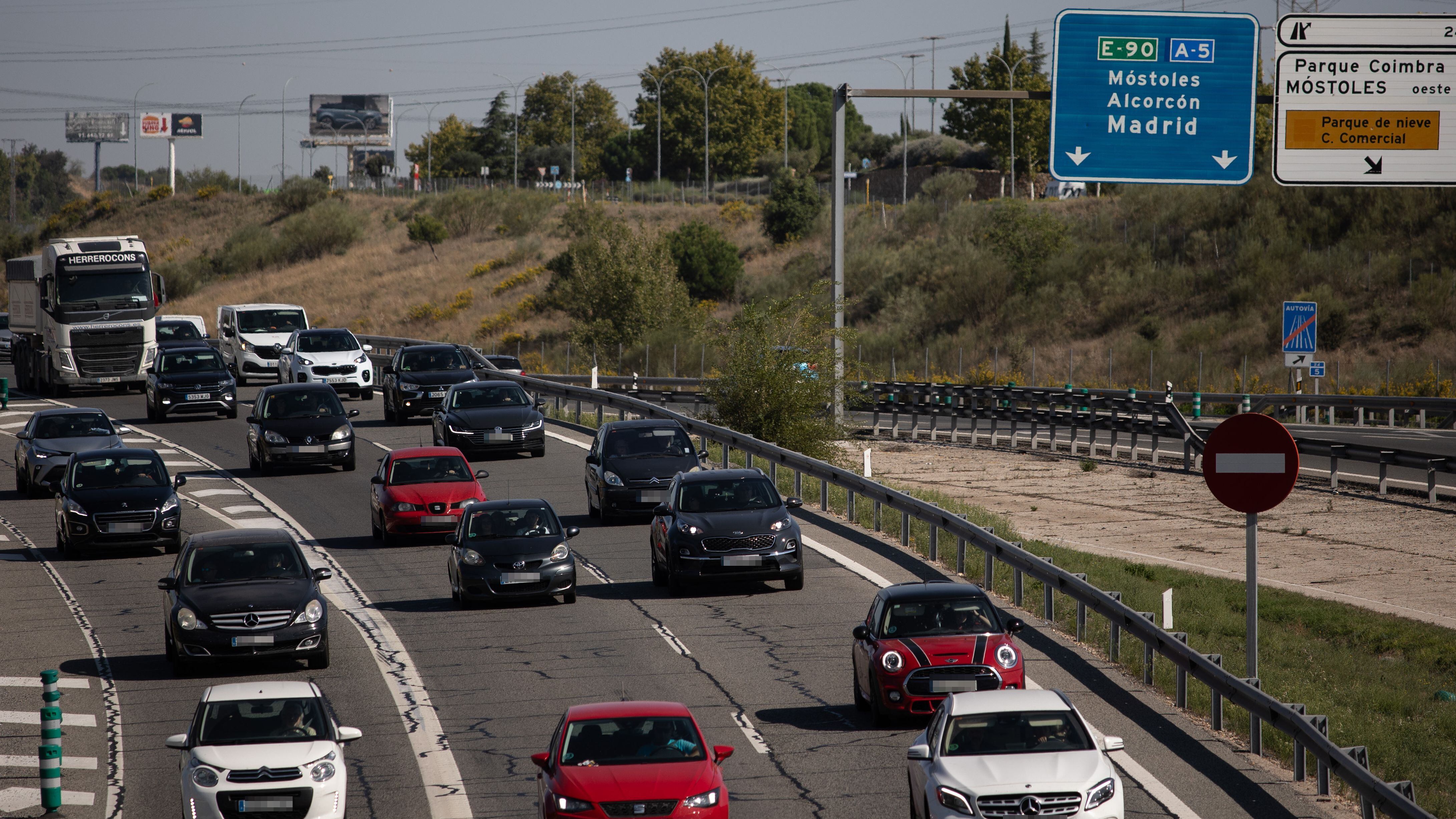 11/10/2023 Atasco en la autovía A5, en el inicio del Puente del Pilar, a 11 de octubre de 2023, en Madrid (España). La Dirección General de Tráfico (DGT) prevé 7.450.000 desplazamientos de largo recorrido durante los próximos cinco días del Puente del Pilar 2023, y pone en marcha el operativo especial desde este miércoles a las 15:00 horas y hasta la medianoche del próximo domingo 15. El operativo cuenta con medios humanos, así como con medios materiales como radares fijos, helicópteros o drones. Uno de los puntos que concentra más tráfico es a primera hora de la tarde de hoy.