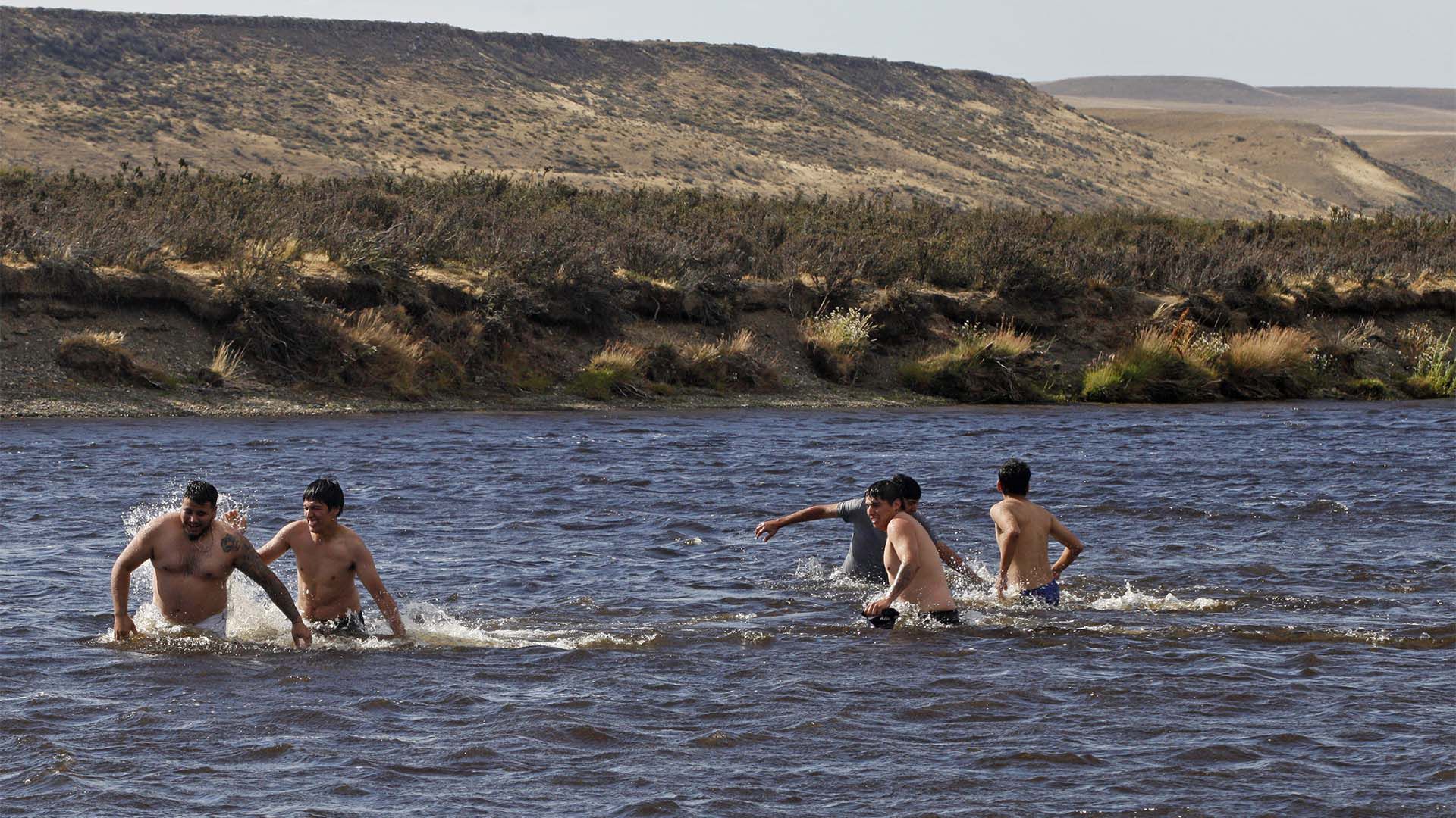 Archivo - Debido a la ola de calor en las provincias patagónicas los habitantes de Río Gallegos pasan las horas en el río Gallegos, a 30 km de la ciudad homónima, capital de Santa Cruz. (Walter Diaz)
