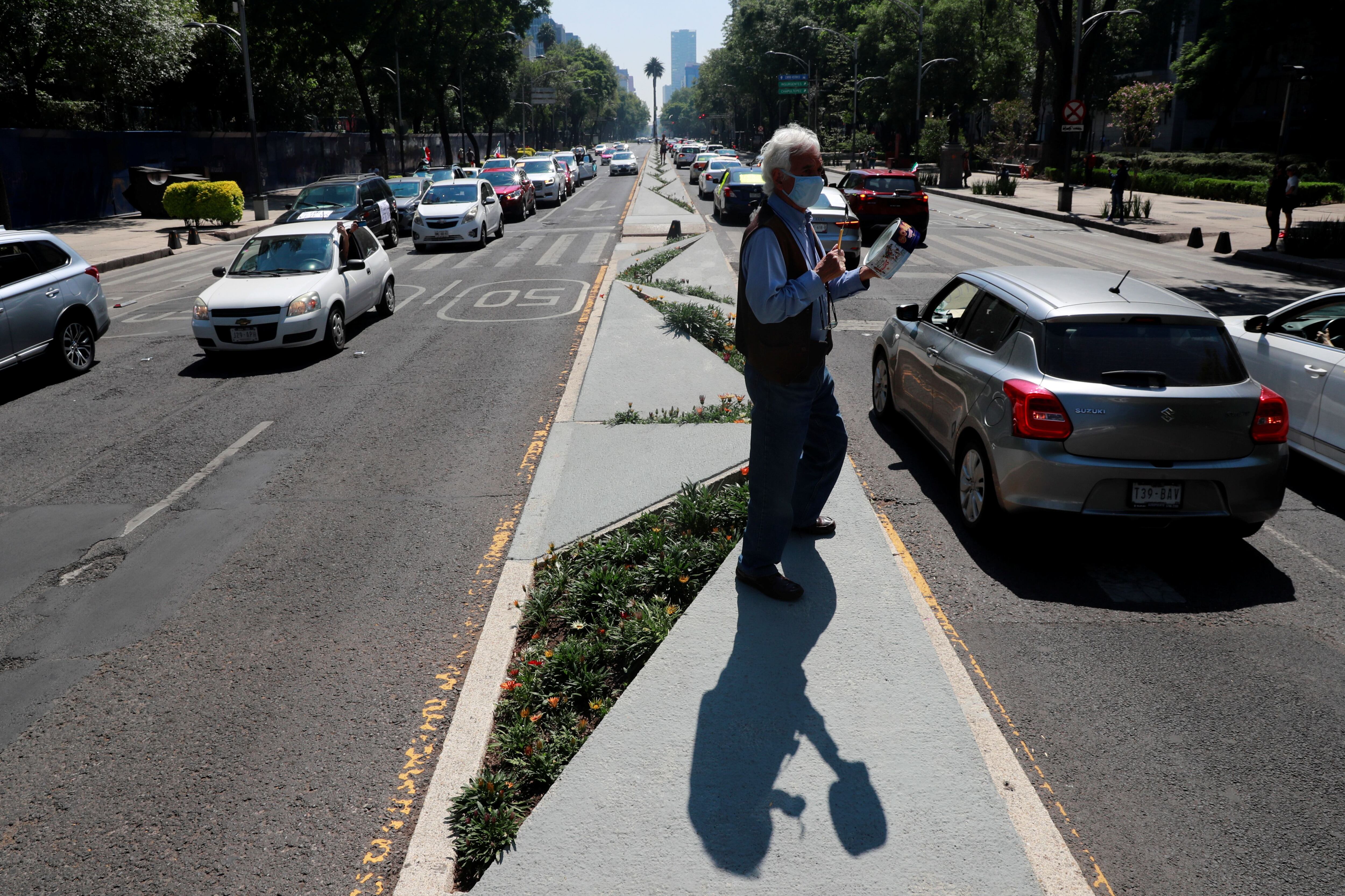 La caravana de autos recorrió Paseo de la Reforma (Foto: Reuters/Carlos Jasso)