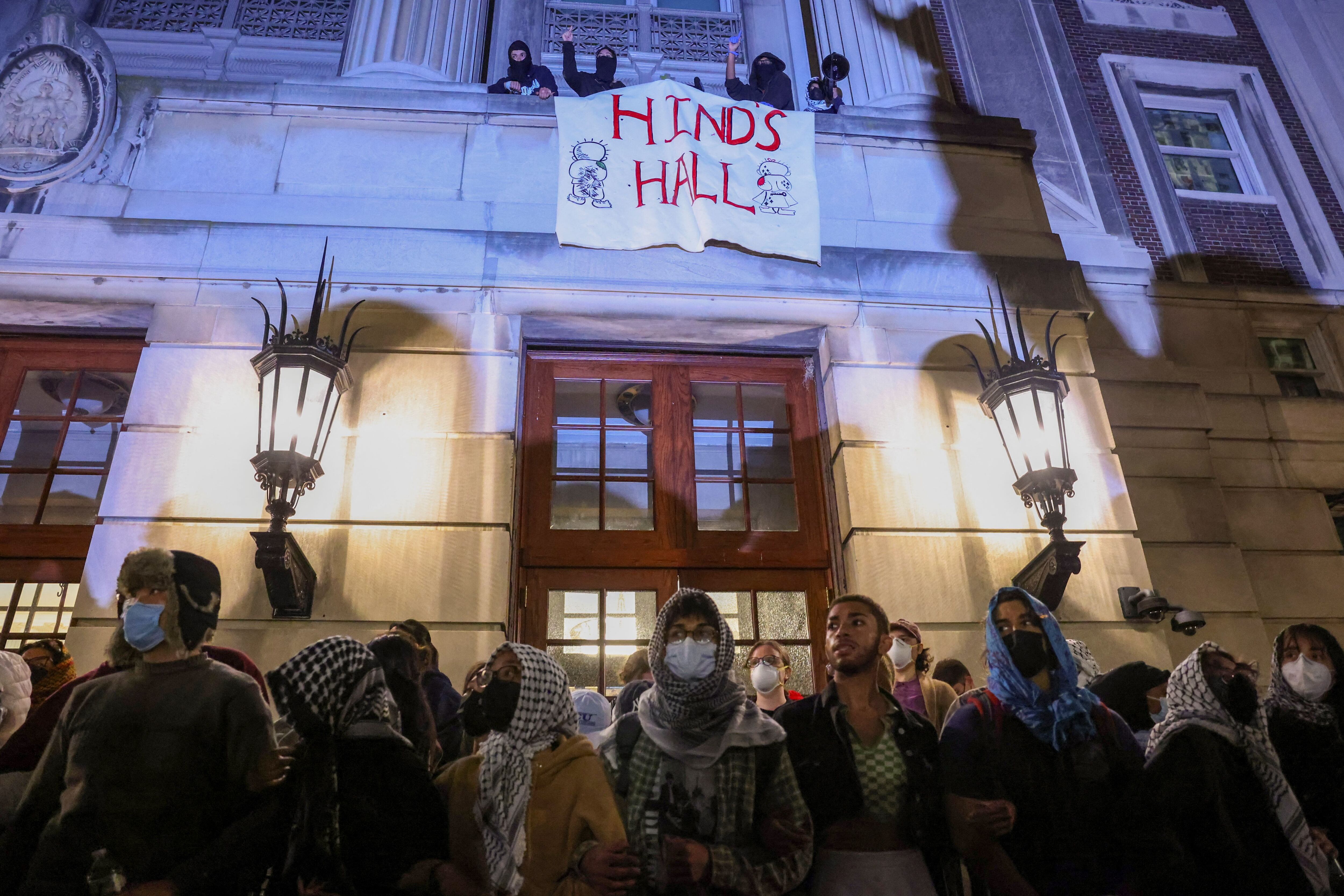 Los estudiantes rebautizaron el Hamliton Hall "edificio Hind" en honor a Hind Rajab, un niño muerto en la guerra en Gaza (REUTERS/Caitlin Ochs)
