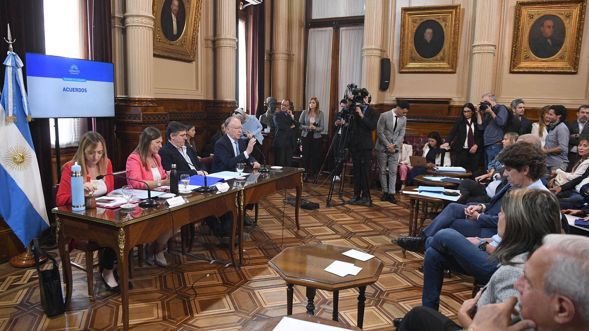 comisión en el senado con candidatos a embajadores