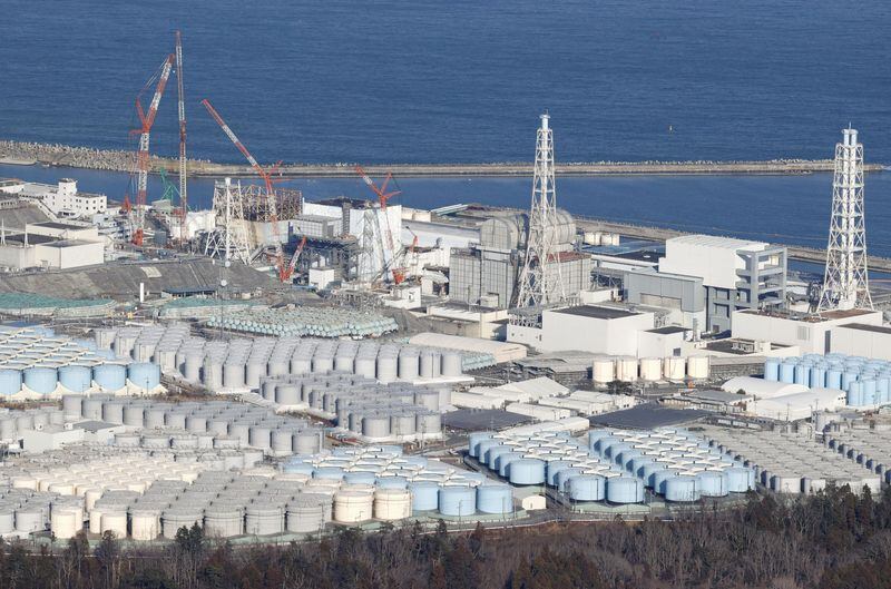 Una vista aérea muestra los tanques de almacenamiento de agua tratada de la central nuclear de Fukushima Daiichi (Reuters)