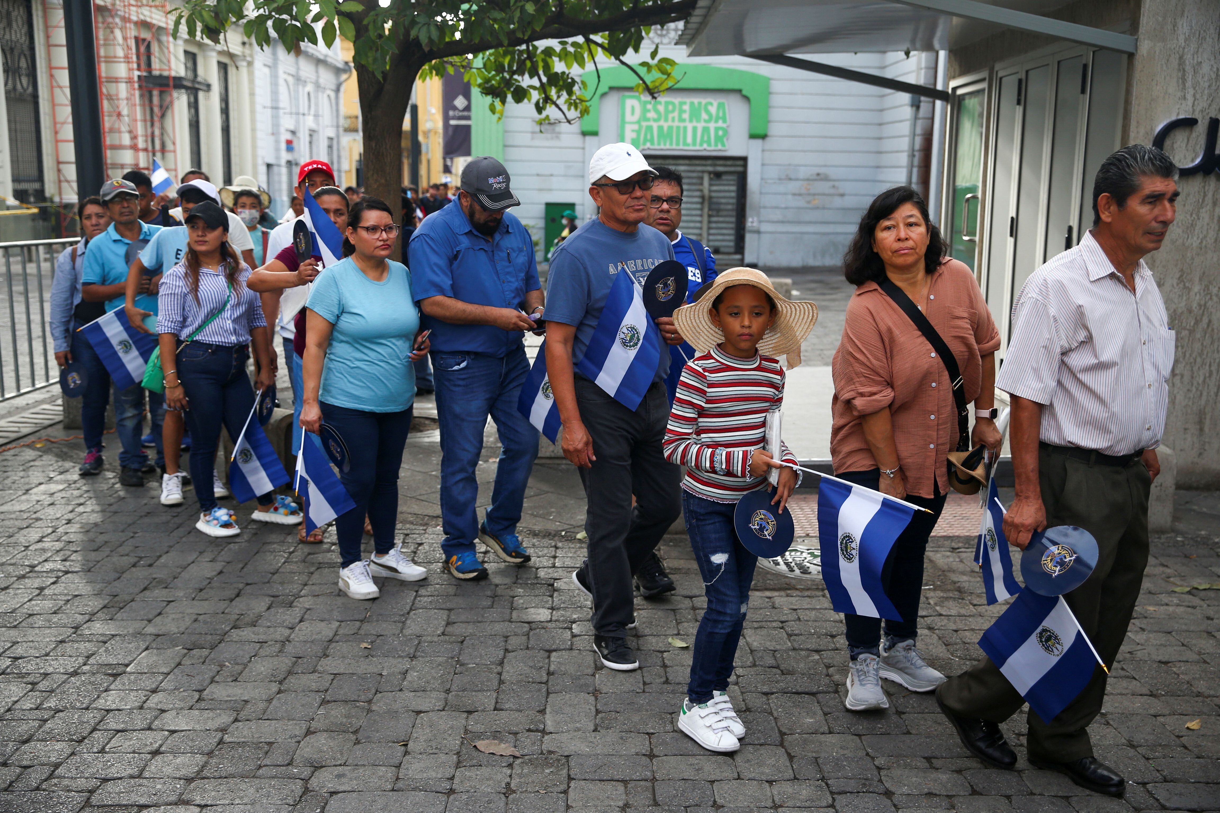 Seguidores de Bukele arriban al centro histórico de San Salvador para asistir a la investidura del presidente (REUTERS/Jose Cabezas)