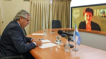 Alberto Fernandez e Cristalina Georgieva, Amministratore Delegato del Fondo Monetario Internazionale, durante una videoconferenza Uniscono Olivus a Washington