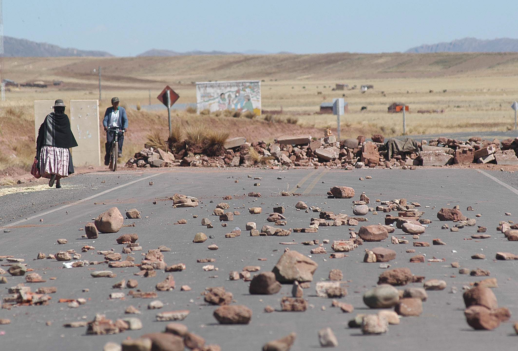 El bloqueo de una carretera en Tiwanacu. (EFE/Martín Alipaz) 