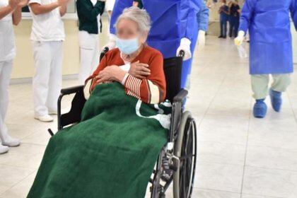 Doña Leonor manifestó que era muy activa y que lo hacía todo por su cuenta, que limpiaba, que comía y que era completamente independiente, a pesar de su edad y que usaba andador por 'una lesión en la pierna Foto: (IMSS)