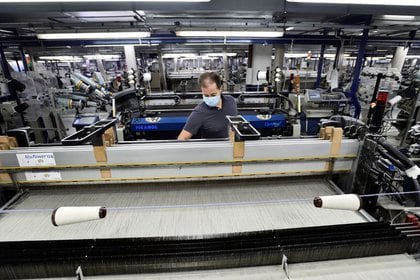 Una fabbrica tessile in Valdilana, vicino a Piello, nel nord Italia.  Confindustria prevede che entro la fine del 2022 il Paese avrà di nuovo un'economia prospera.  REUTERS / Flavio Lo Scalzo.