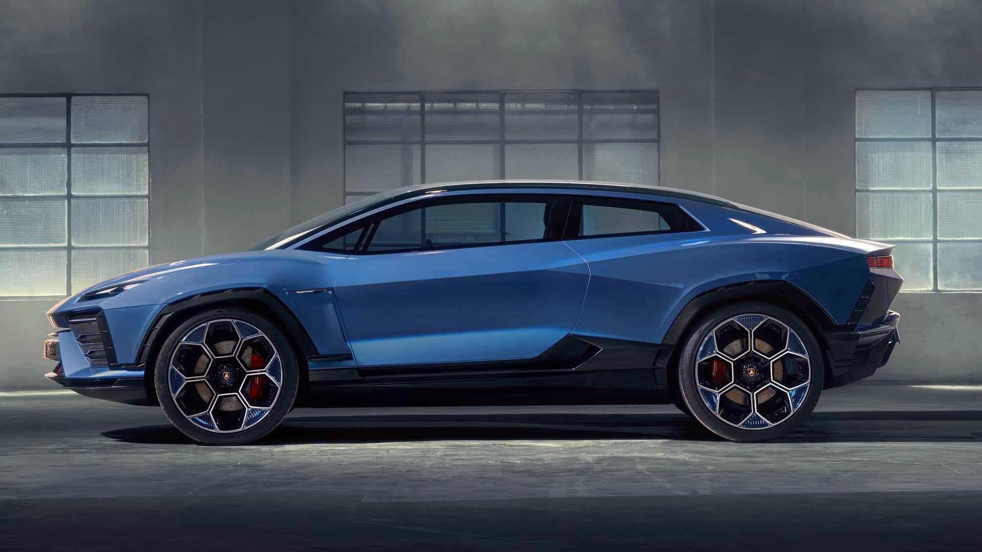 Un perfil plenamente Lamborghini, combinando formas del nuevo Countach con alturas del Urus