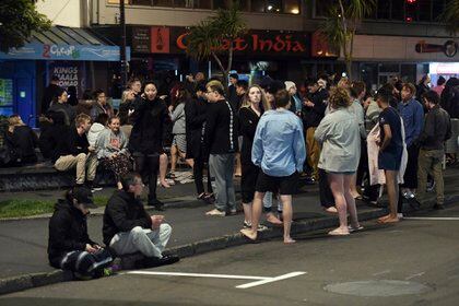 La gente evacúa los edificios de la calle Dixon, en Wellington