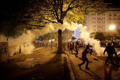 Fuerzas de seguridad disparan gas lacrimógeno a los manifestantes durante una protesta en Washington, EEUU, el 30 de mayo de 2020. REUTERS/Yuri Gripas