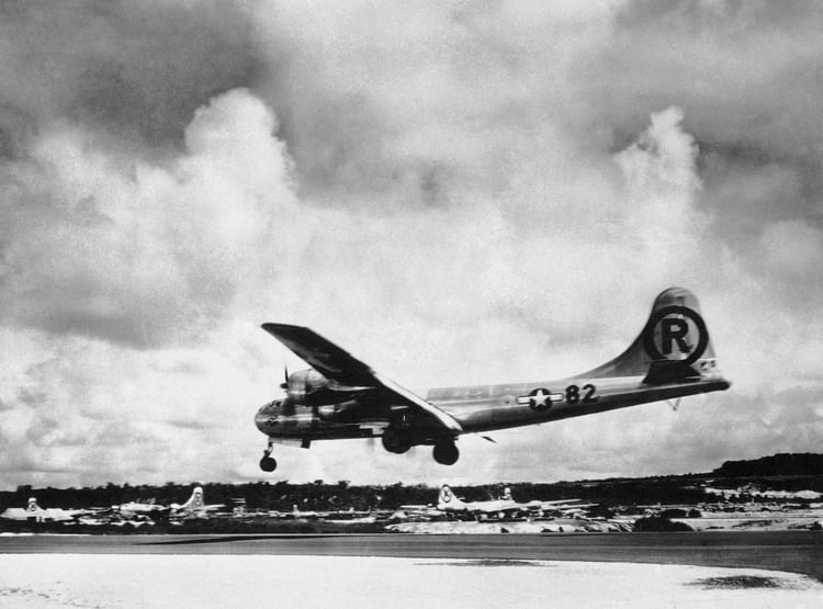 El “Enola Gay” Boeing B-29 Superfortress aterriza en Tinian, en las islas Marianas del Norte, tras bombardear con la bomba atómica la ciudad de Hiroshima (AP Foto/Max Desfor, File)