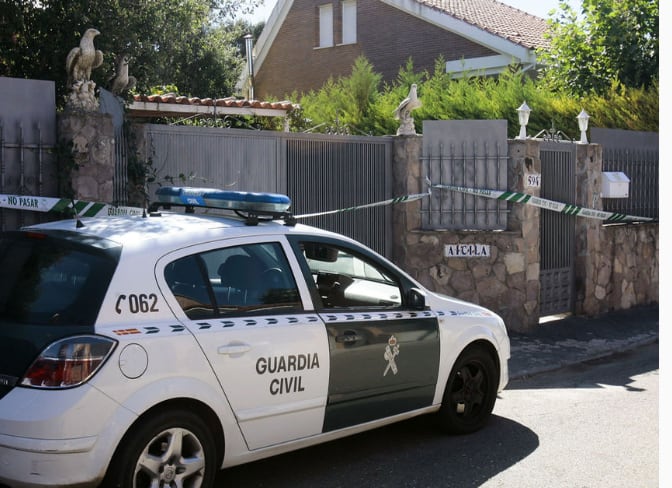 La Guardia Civil en la puerta de la casa del horror en Pioz, un pueblo cercano a Guadalajara. Los vecinos fueron alertados por el olor nauseabundo que emanaba de la vivienda un mes después de los crímenes