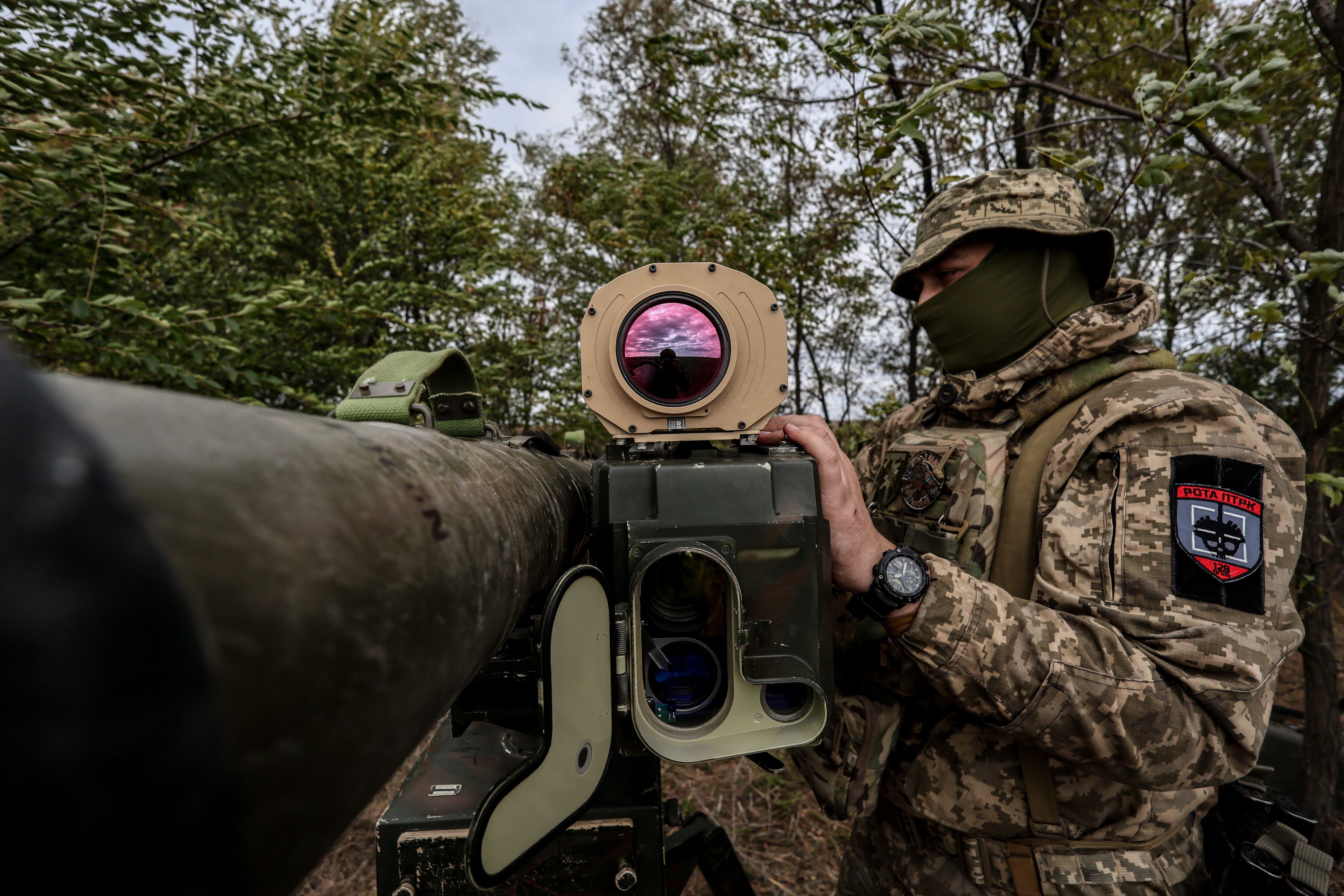 Un militar ucraniano de la 128.ª Brigada de Asalto de Montaña opera un sistema de misiles guiados antitanque (ATGM) portátil 'Skif'. EFE/EPA/KATERYNA KLOCHKO
