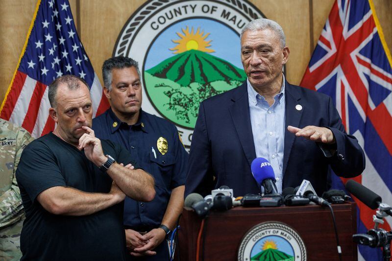 El gobernador de Hawái, Josh Green, observa cómo el alcalde del condado de Maui, Richard Bissen, habla sobre el incendio de Maui durante una conferencia de prensa en Kahului, en la isla de Maui, Hawái, EEUU, 12 de agosto de 2023.  REUTERS/Mike Blake