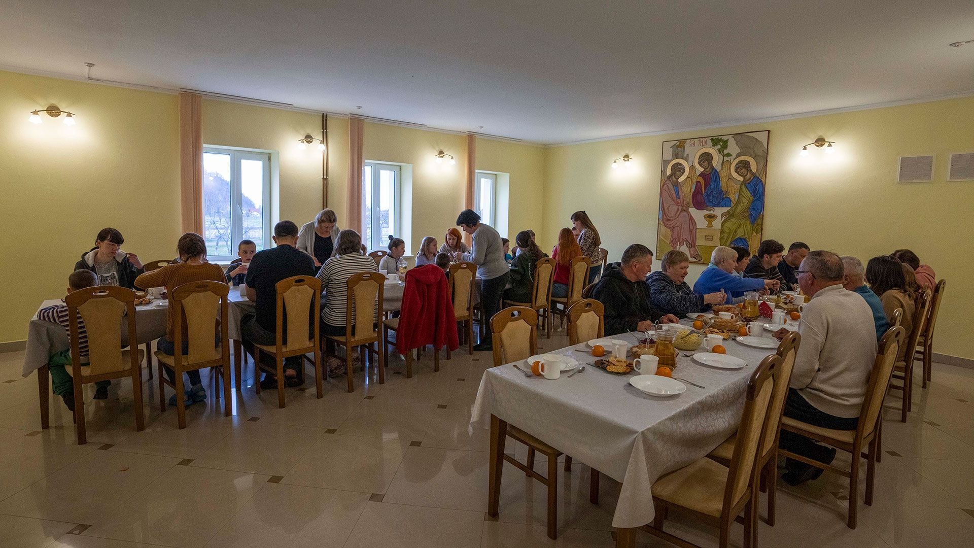 Los desplazados internos cenan en el Monasterio de Mujeres Hoshiv, donde las monjas han recibido a personas que huyen de la guerra, en la región de Ivano-Frankivsk, en el oeste de Ucrania, el miércoles 6 de abril de 2022
 (Foto AP/Nariman El-Mofty)
