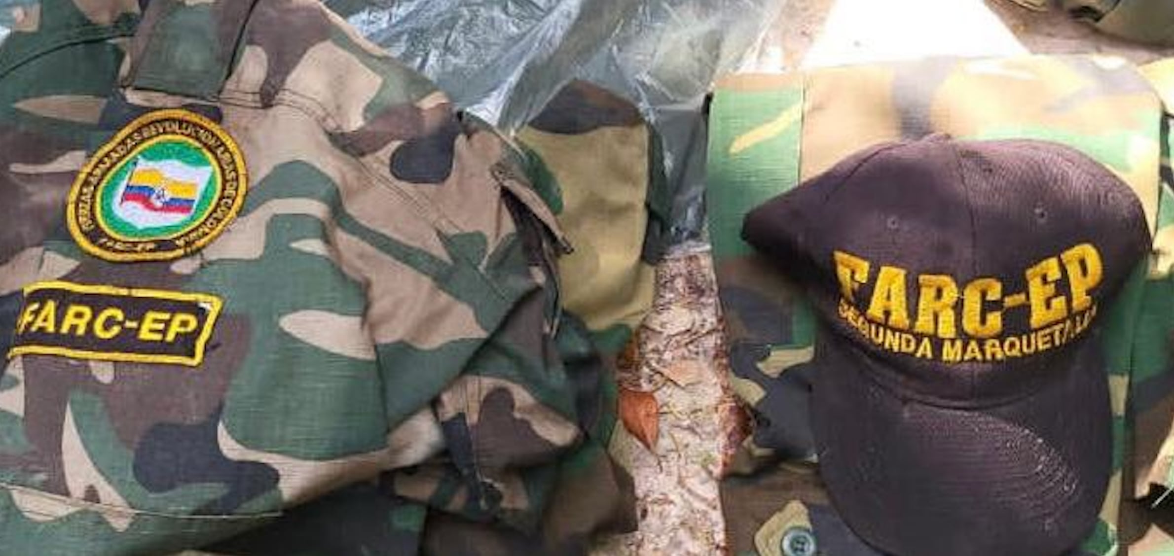 Insignias y uniformes de las FARC Segunda Marquetalia  entre lo encontrado en el Yapacana, según el GJ Hernández Lárez 
