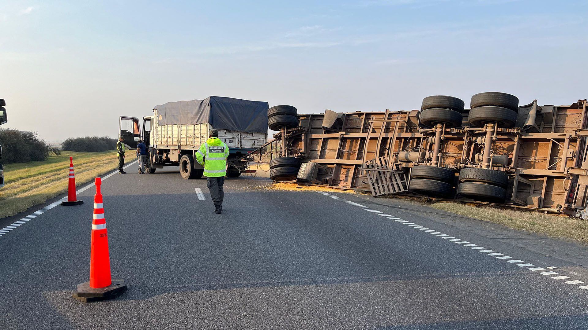 choque y vuelco de camion en ruta 9 portada