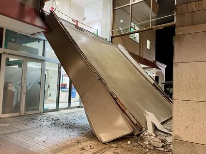 En Kaga, prefectura de Ishikawa, se observa una instalación comercial derrumbada a causa de un terremoto. (Kyodo via REUTERS)