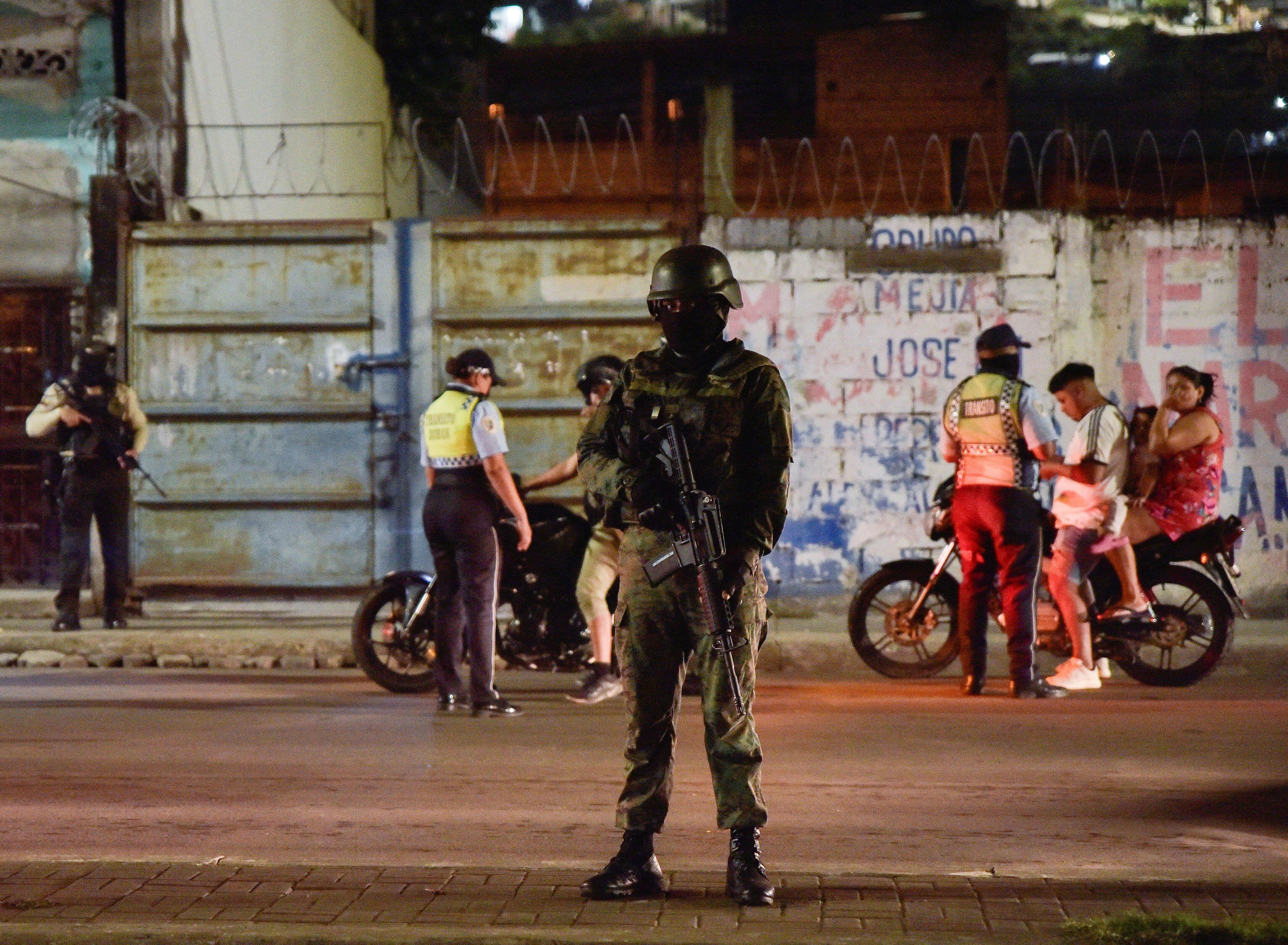 Las fuerzas del orden ejecutan operaciones antiterroristas en Ecuador. (REUTERS/Vicente Gaibor del Pino)