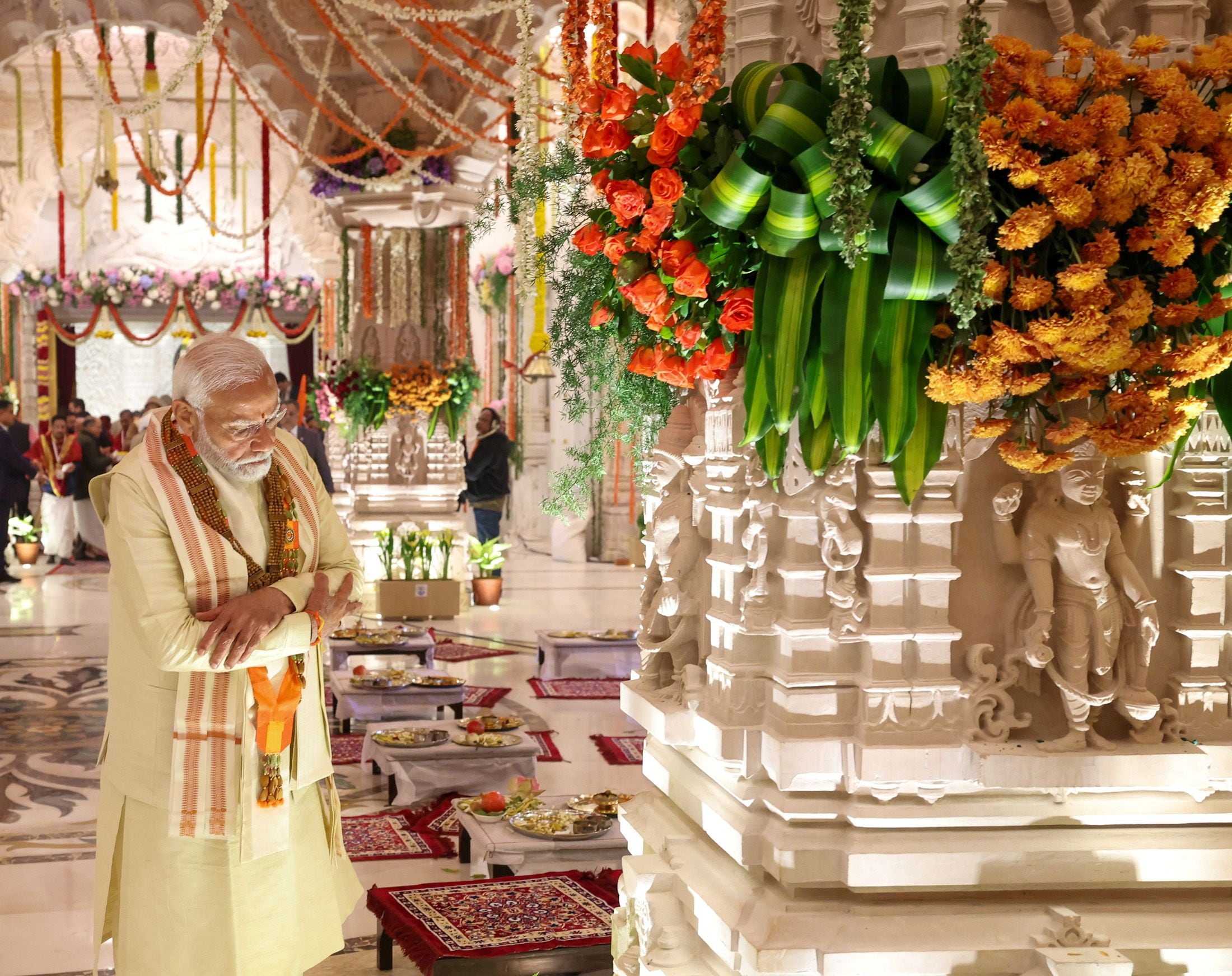 El primer ministro de India, Narendra Modi posa en el nuevo templo (Kay Nietfeld/dpa)