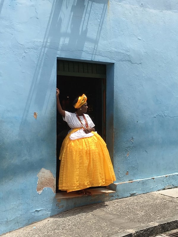 El primer puesto en esa misma categoría fue Alexandre Weber (Suiza) con la foto “Baiana in yellow and blue (Baiana en amarillo y azul) que fue tomada en Salvador de Bahía, Brasil.