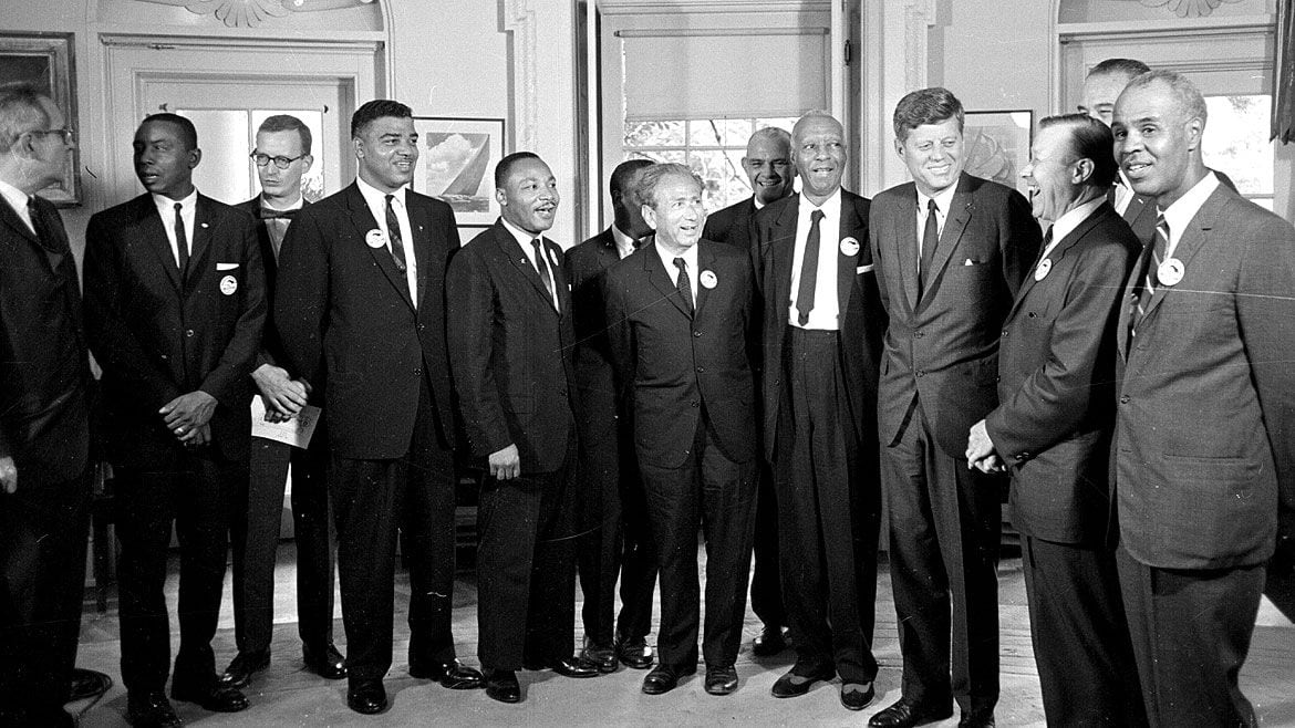 King recibido en la Casa Blanca por el presidente John F. Kennedy luego de su discurso de 1963 (AP)