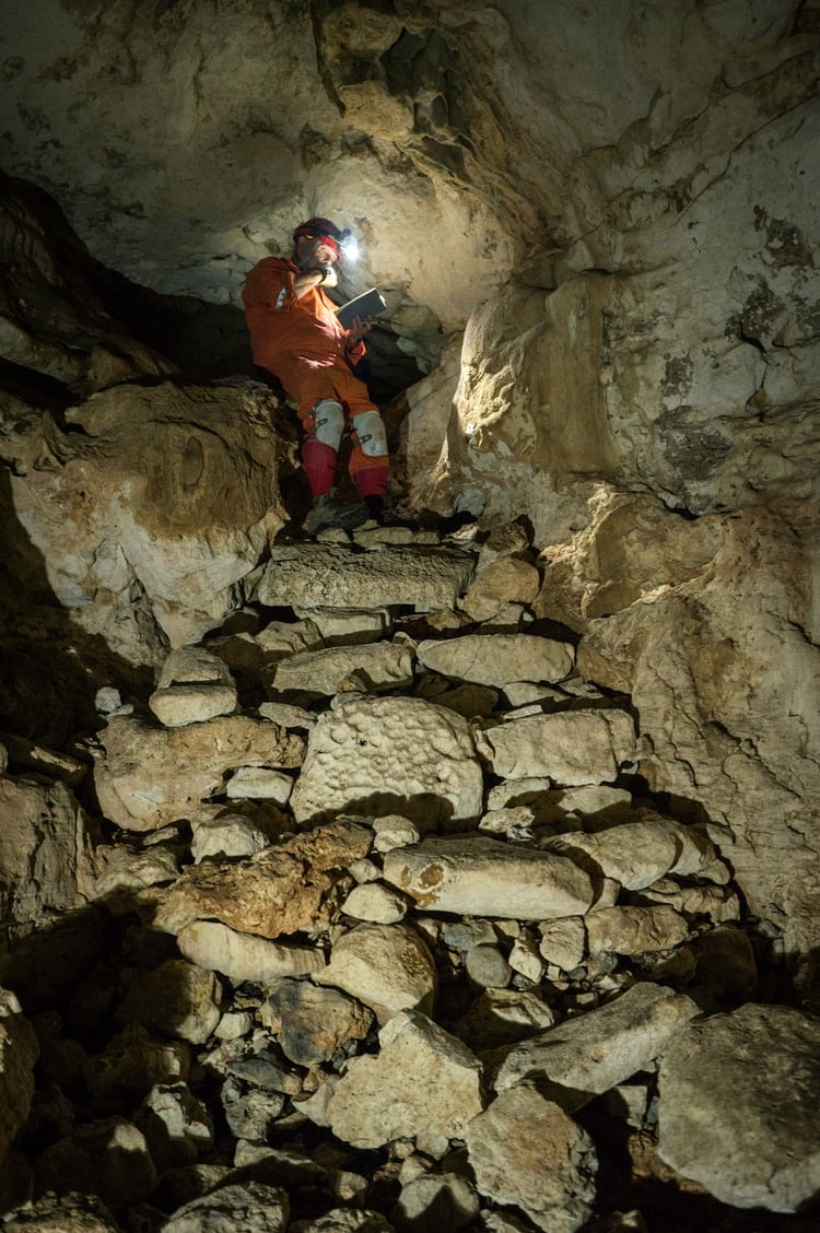 Los investigadores mostraron las imágenes al interior de la cueva. (Foto: Karla Ortega)