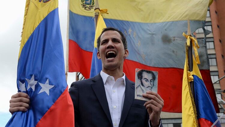Guaidó se proclamó presidente interino de Venezuela (Photo by Federico PARRA / AFP)
