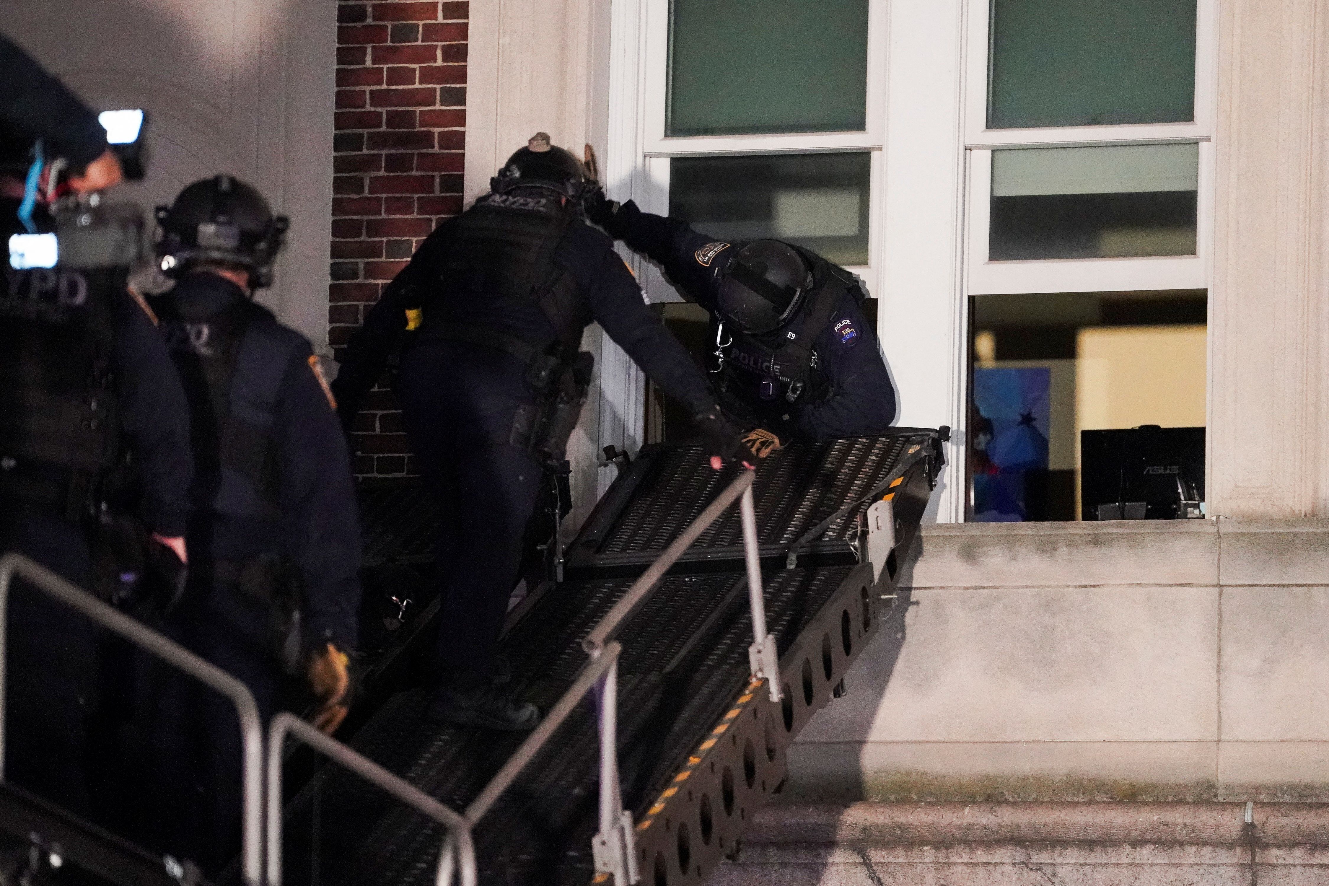 Los agentes antimotines utilizaron un camión con escalera para acceder al segundo piso del inmueble (REUTERS/David Dee Delgado)