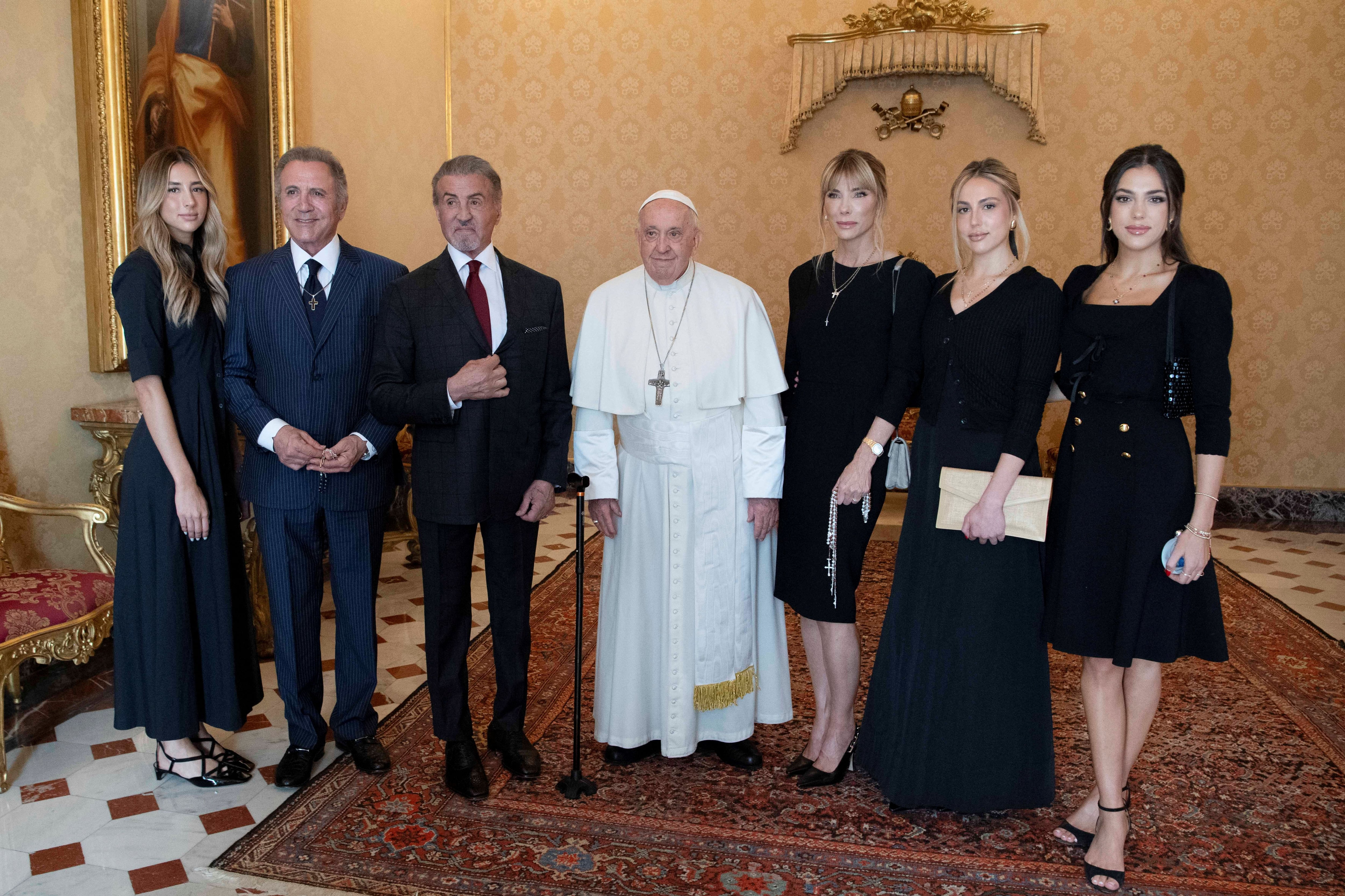 El papa Francisco posa con Sylvester Stallone y su familia (Vatican Media/­Handout via REUTERS)