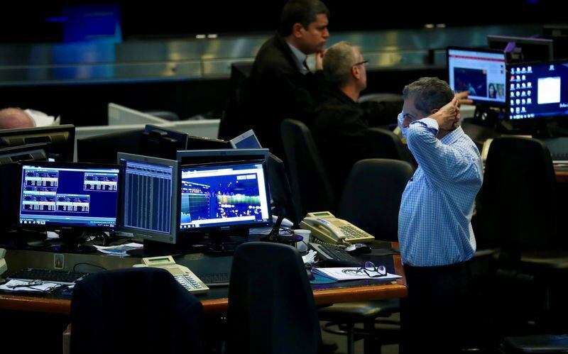 Foto de archivo - Operadores en la Bolsa de Comercio de Buenos Aires. Argentina. Sep 26, 2018. REUTERS/Marcos Brindicci