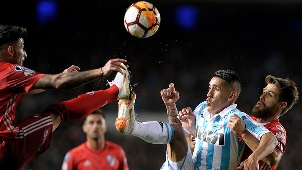 Casco y Centurión van con la pierna bien arriba (Foto Baires)