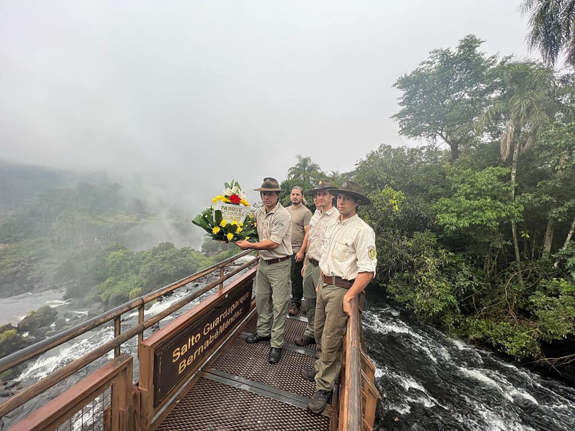 Una imagen del último aniversario de la muerte de Bernabé Méndez, en el salto que rinde homenaje a su memoria en las Cataratas del Iguazú (Parque Nacional Iguazú)