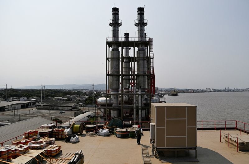 FOTO DE ARCHIVO- Vista general de la barcaza eléctrica flotante turca Karpowership, tras su llegada a Ecuador (REUTERS/Vicente Gaibor)