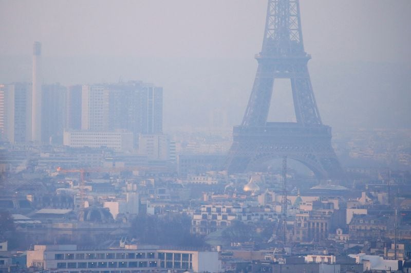 Vista general de la Torre Eiffel y alrededores bajo una neblina de micropartículas en suspensión en París ( REUTERS/Gonzalo Fuentes)
