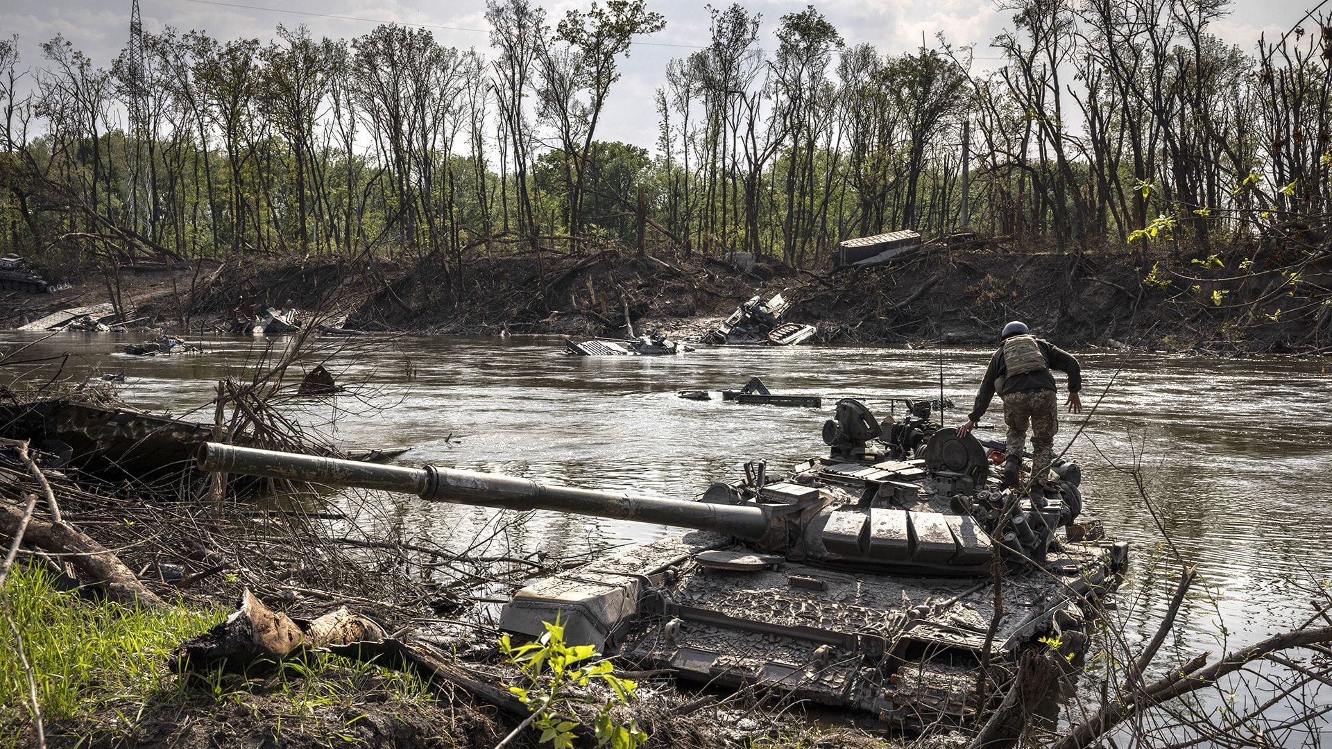 Un soldado ucraniano sobre un tanque ruso abandonado en el río Siversky Donets, en 2022 (Ivor Prickett/ The New York Times)