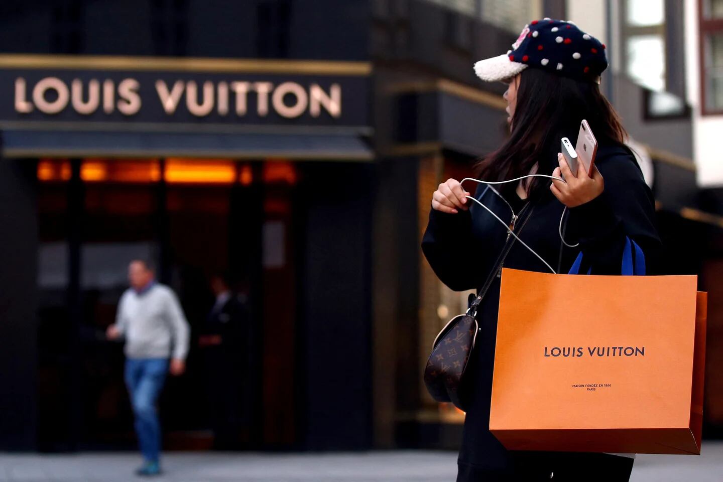 Milán - 16 DE JUNIO: Mujer con blanco y azul Louis Vuitton