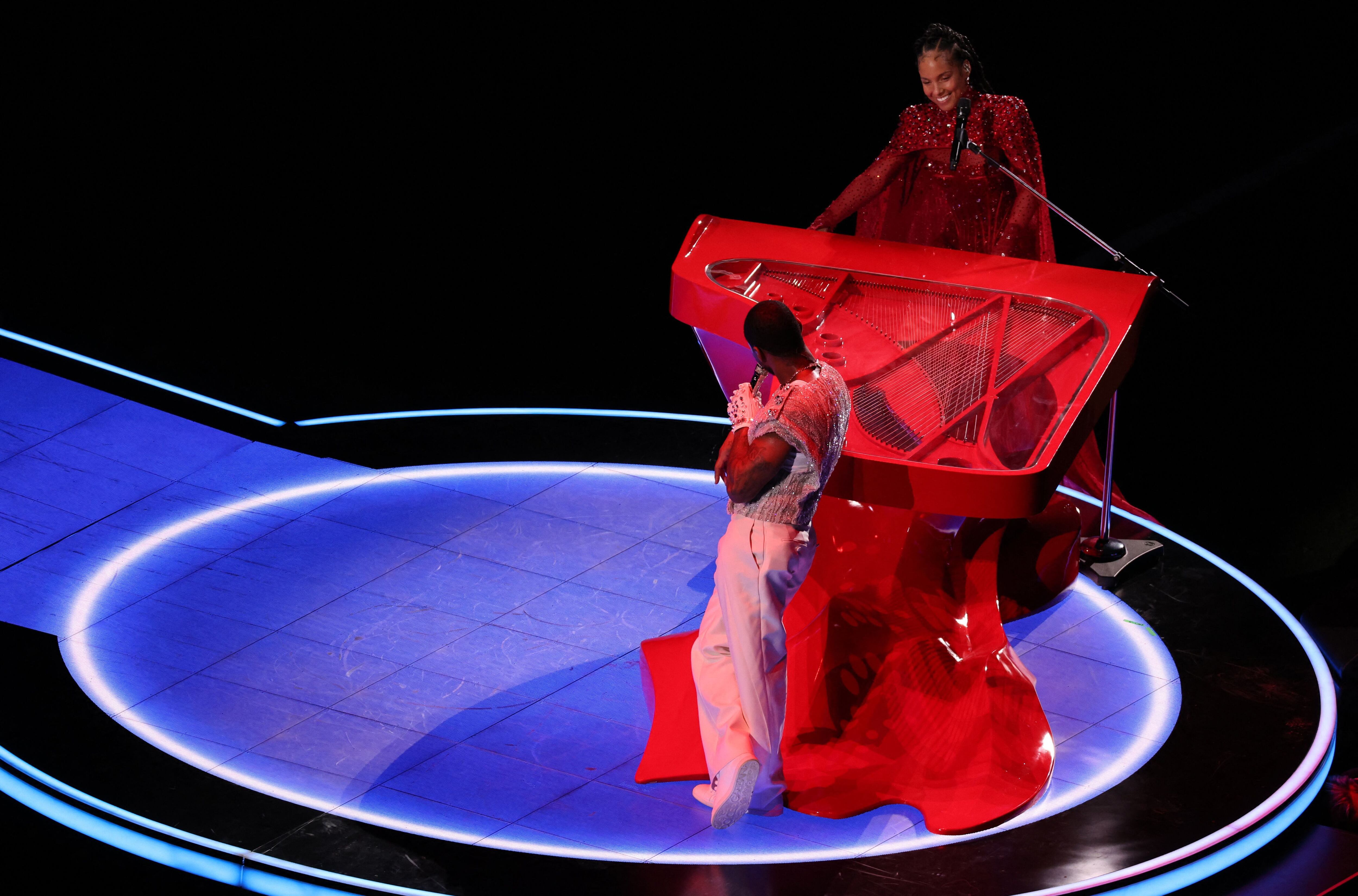 Alicia Keys acompañó a Usher en el show del medio tiempo. Juntos interpretaron la canción “My boo”. (REUTERS/Mike Blake)