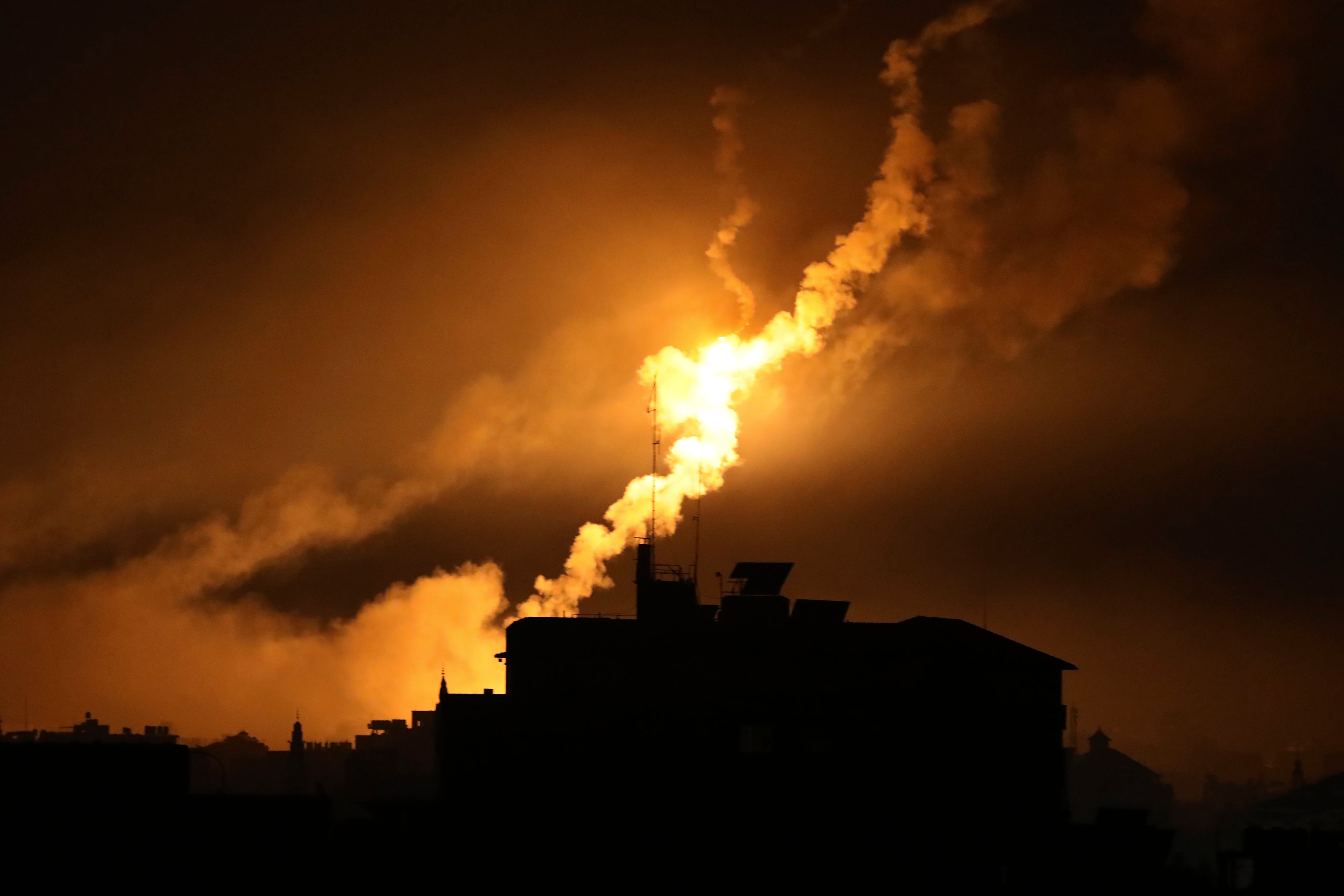 Bengalas de las fuerzas israelíes iluminan el cielo en el norte de la Franja de Gaza, el 31 de octubre de 2023. (AP Foto/Abed Khaled)